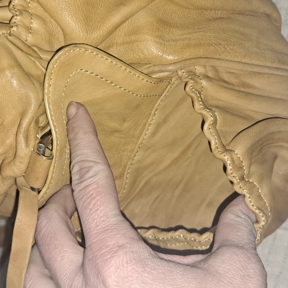 Junior Drake Large Buttersoft Leather Shoulder bag - Picture 6 of 13